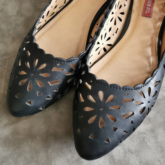 UNIONBAY Black Cutout Flats - Picture 3 of 5